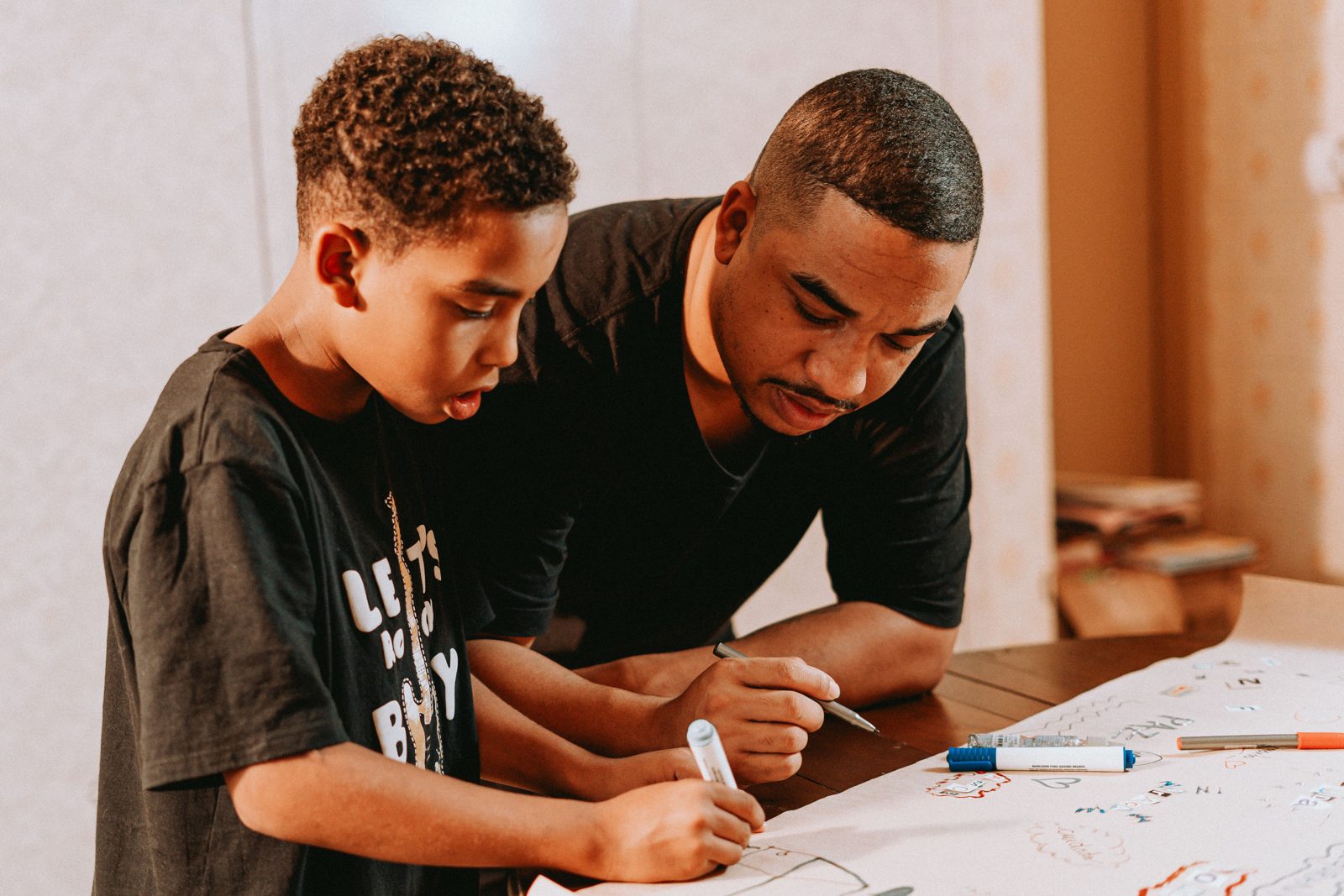 Adulte et enfant travaillant ensemble sur un projet
