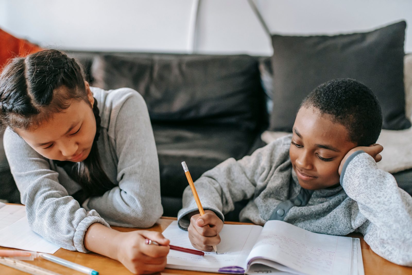 Deux enfants faisant leurs devoirs ensemble