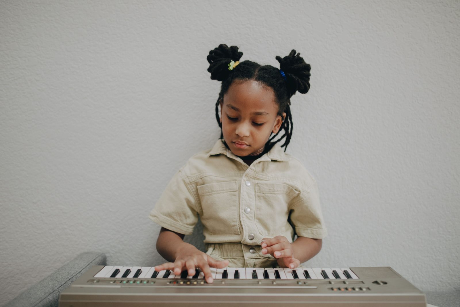 Fillette jouant du clavier