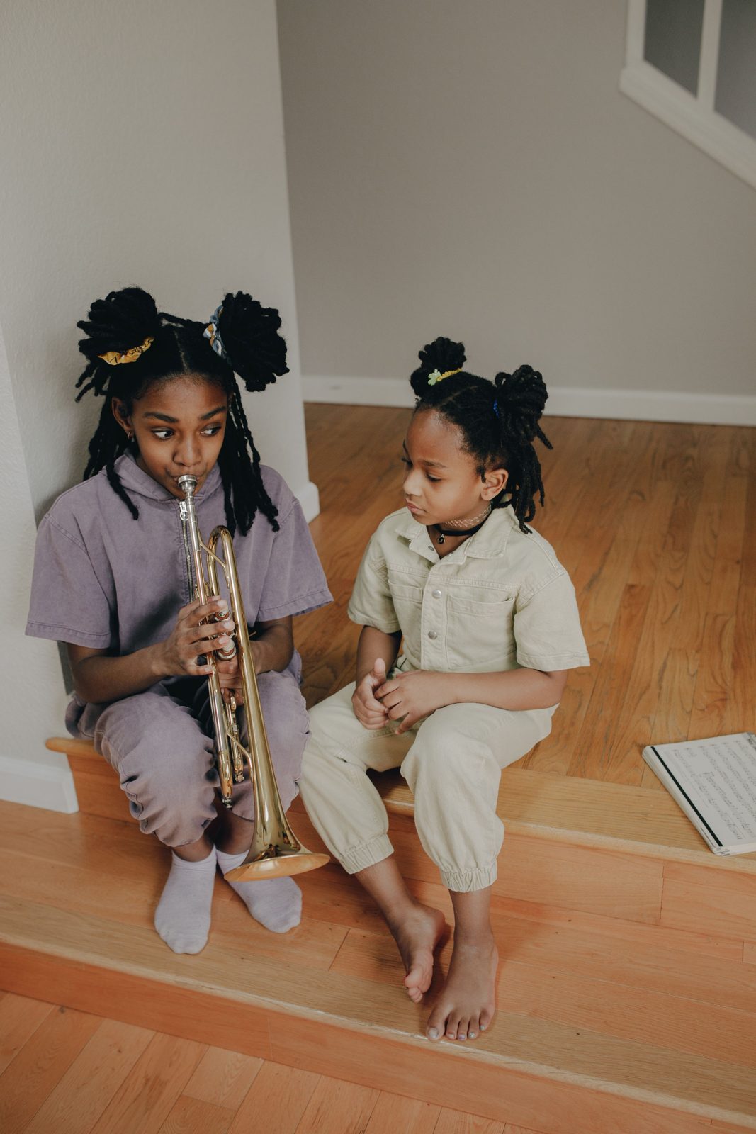 Deux enfants avec une trompette
